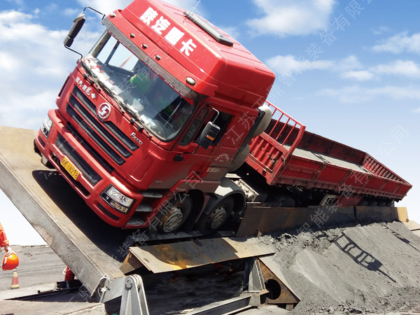 半自動側(cè)翻卸車機(jī)